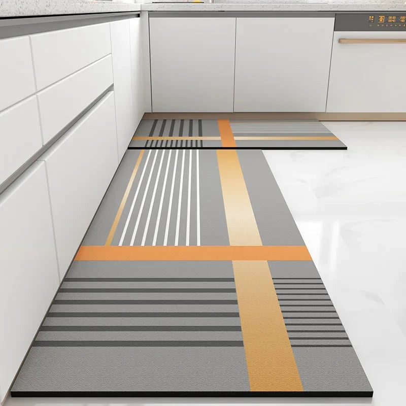 Motif géométrique en gris et orange sur le sol de cette cuisine moderne.