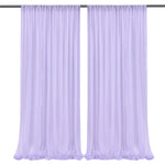 Deux rideaux légers et violets décorent une fenêtre.