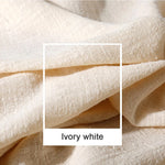 Tissu en coton blanc d'un aspect doux et moelleux.