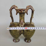 Vase en céramique vintage de couleur verte avec mesure de taille.