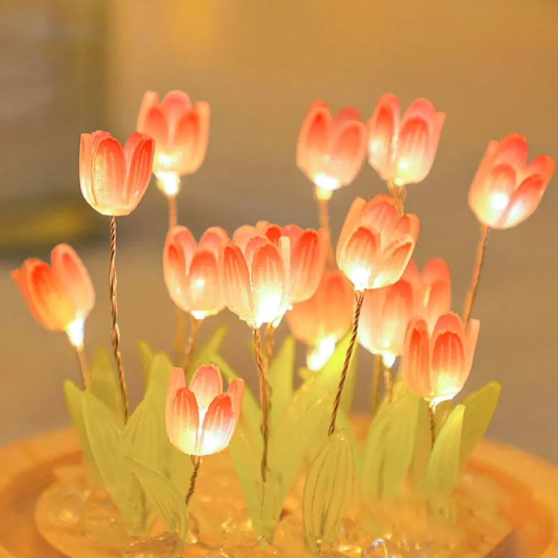 Lampe de chevet tulipe allumée en ambiance tamisée