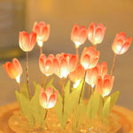 Lampe de chevet tulipe allumée en ambiance tamisée