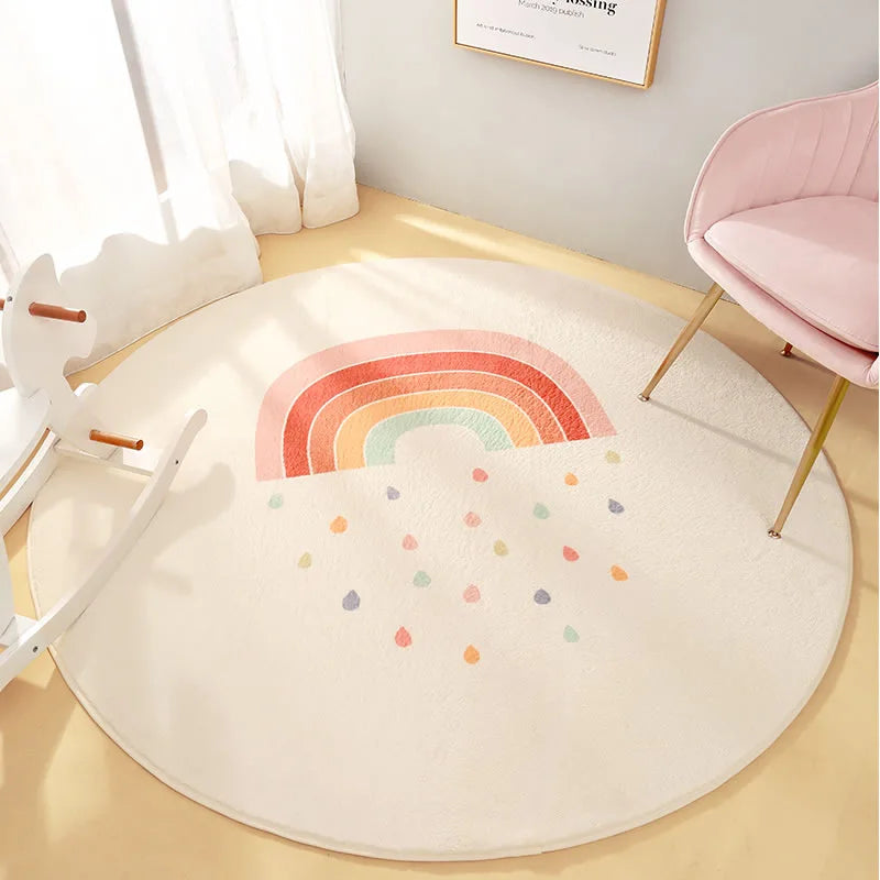 Un tapis rond décoré d'un arc-en-ciel coloré et de gouttes multicolores, créant une ambiance chaleureuse et whimsique dans la pièce.