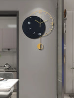Horloge murale design métal vert 50 cm sur mur clair