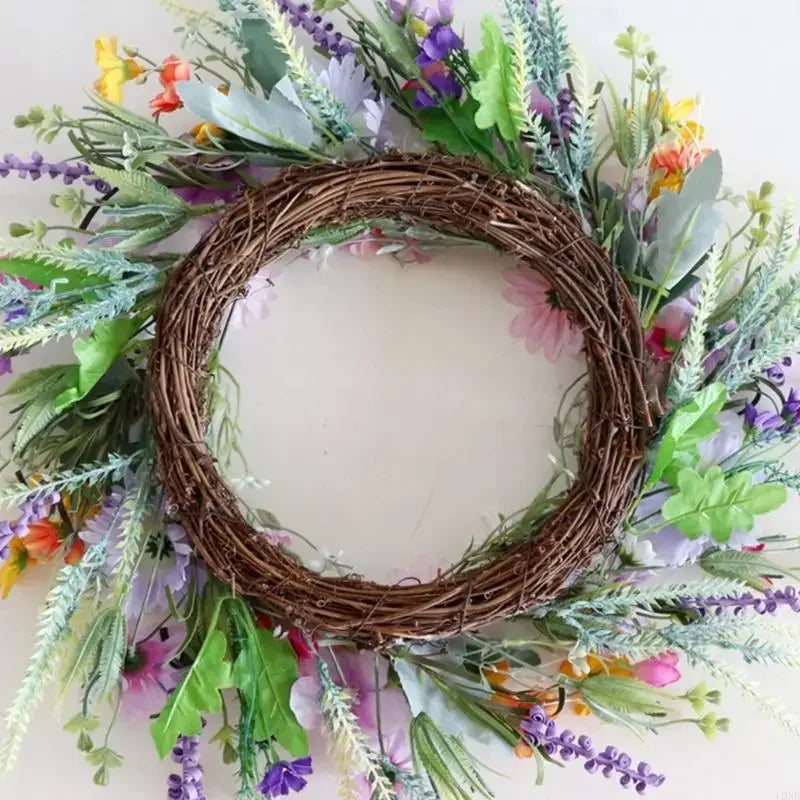 Détail des fleurs et feuilles réalistes de la couronne décorative