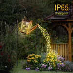 Arrosoir solaire dans un jardin avec éclairage ambiant