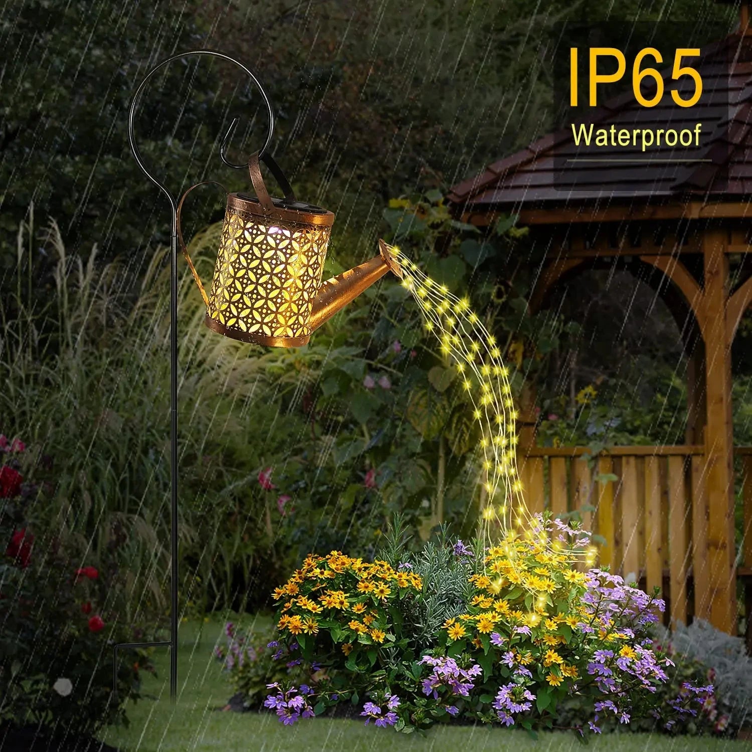 Arrosoir solaire dans un jardin avec éclairage ambiant