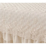 Drap de lit blanc associé à des accessoires de décoration pastel