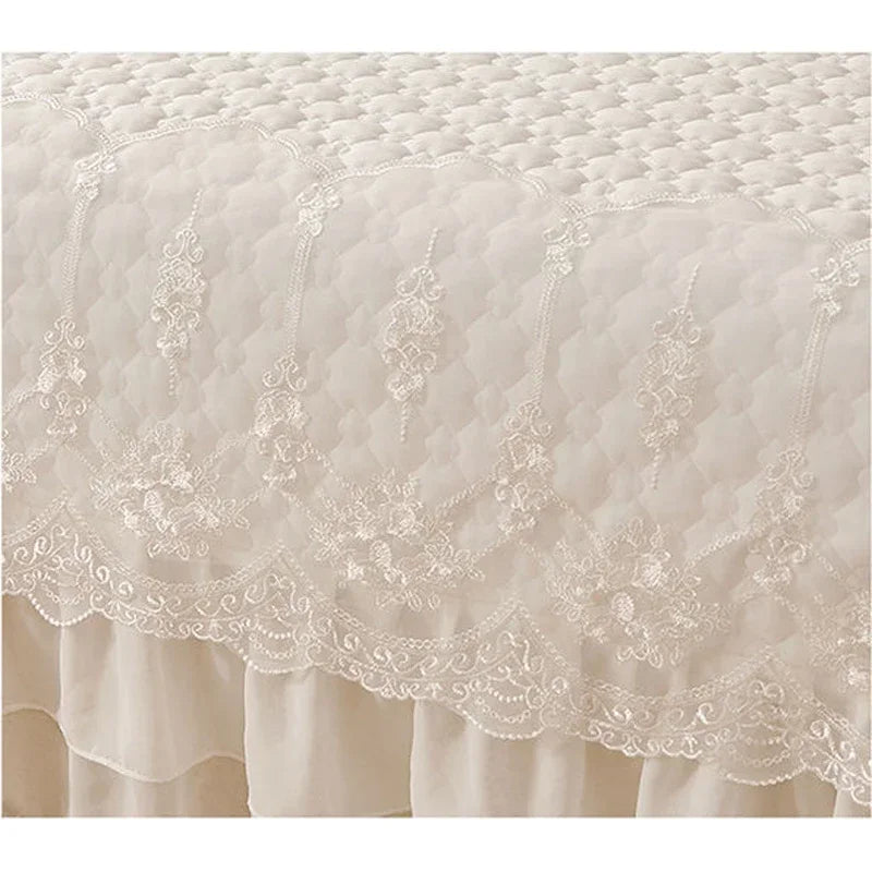 Drap de lit blanc associé à des accessoires de décoration pastel