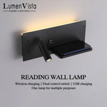 Lampe murale LED moderne avec charge sans fil dans une chambre adulte