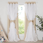 Rideaux élégants avec double drapé blanc et beige, rehaussés de jolis nœuds décoratifs. Parfaits pour apporter luminosité et sophistication à un salon ou une chambre. Accessoire déco idéal pour sublimer votre intérieur avec charme et simplicité.