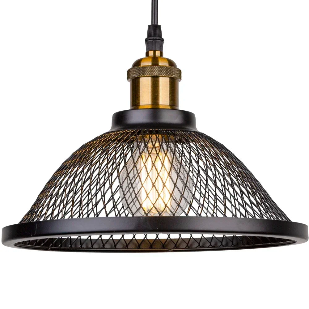 Suspension luminaire noir vintage avec cage en filet dans une cuisine moderne