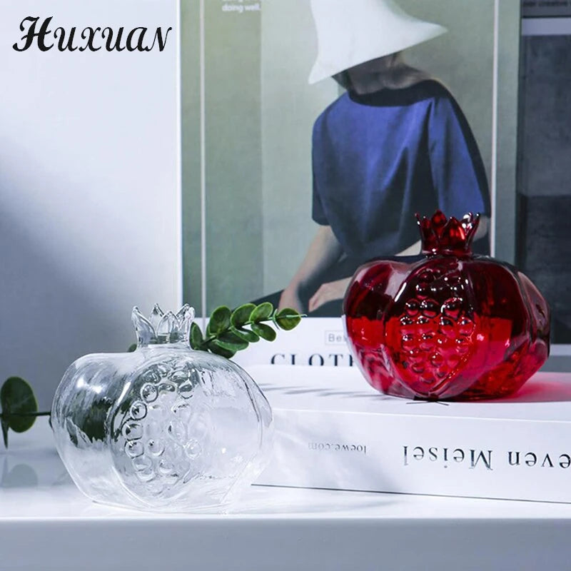 Vase grenade rouge avec fleur séchée