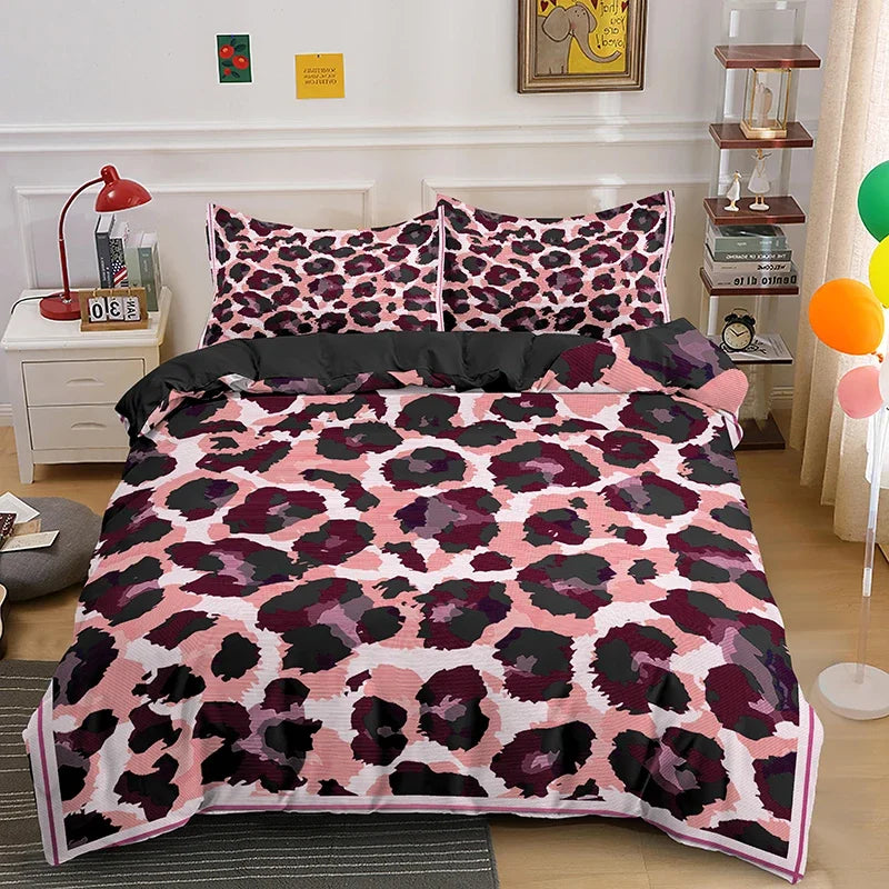 Détail du motif léopard sur la housse de couette en polyester