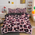 Détail du motif léopard sur la housse de couette en polyester