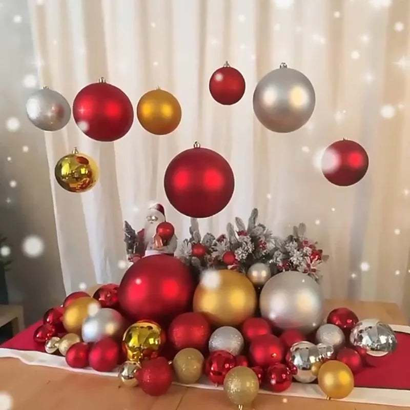 Boule de Noël en PVC coloré saphir profond suspendue à un arbre