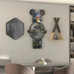 Détail du motif ours stylisé sur horloge murale verte