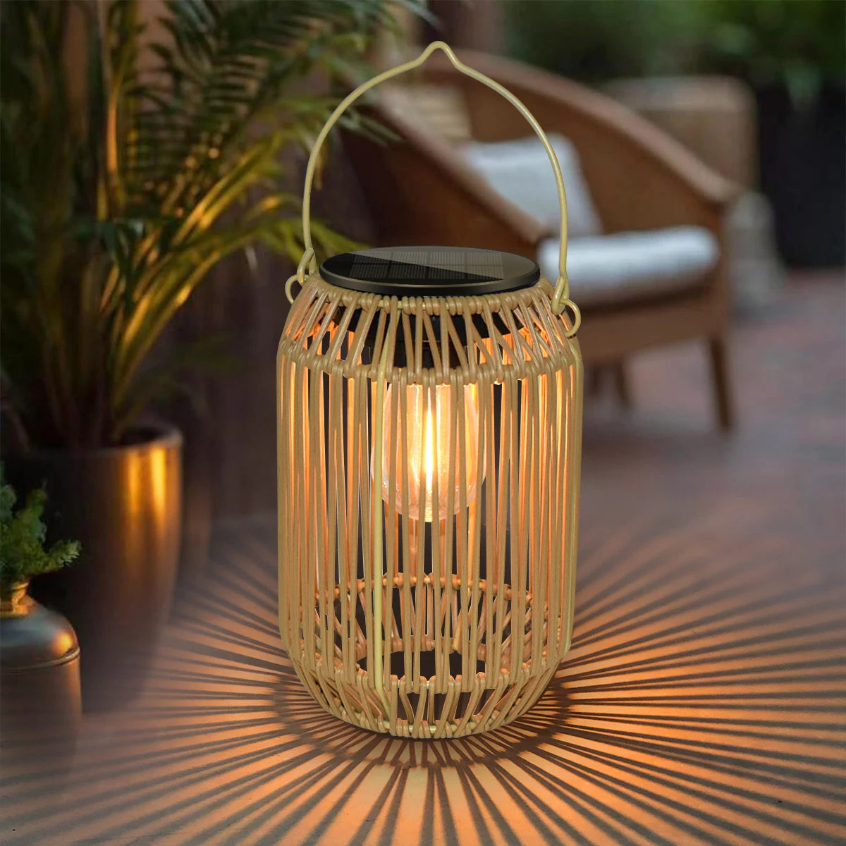 Lanterne solaire suspendue en rotin dans un jardin