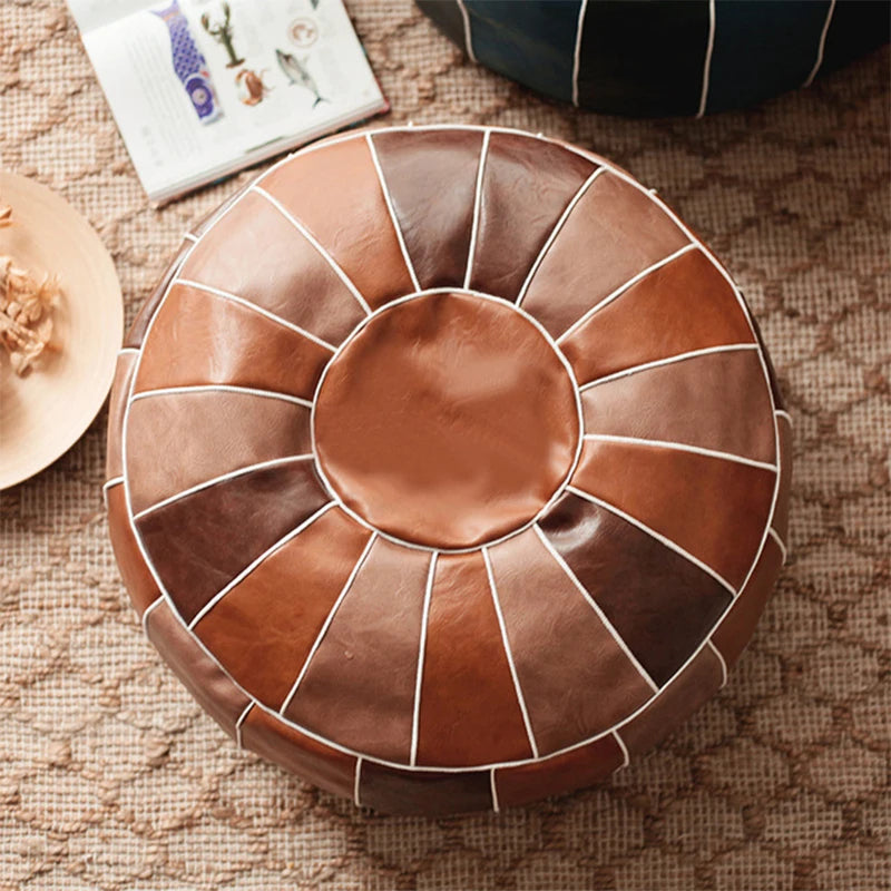 Pouf marocain en simili cuir PU utilisé comme repose-pieds dans un espace détente