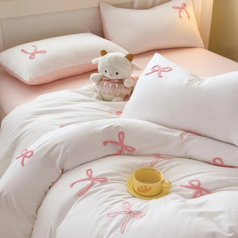 Literie brodée rose dans une chambre romantique