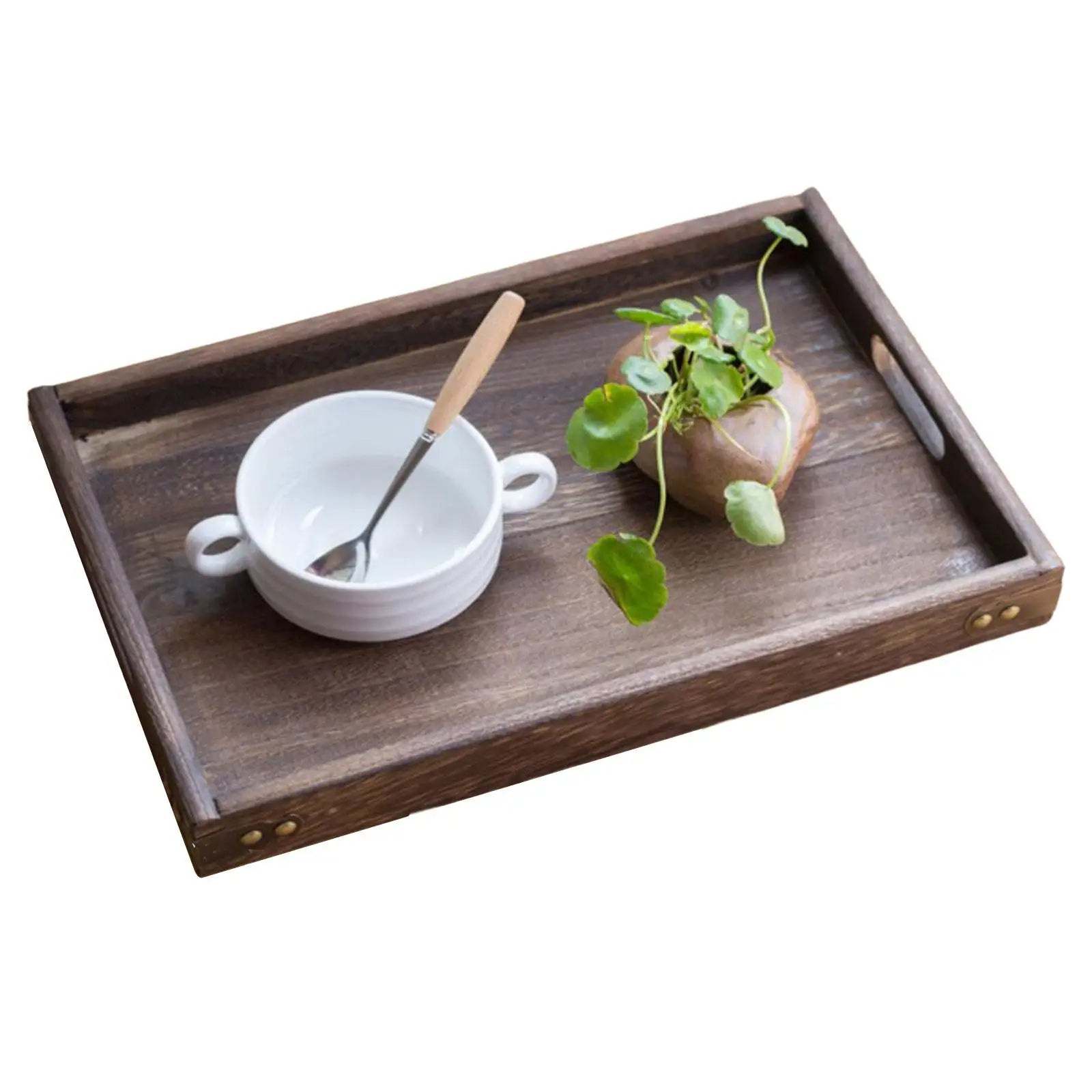 Plateau en bois rustique utilisé comme plateau à café avec tasse