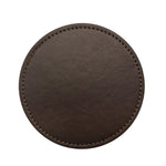 Patch de cuir brun foncé avec couture décorative.