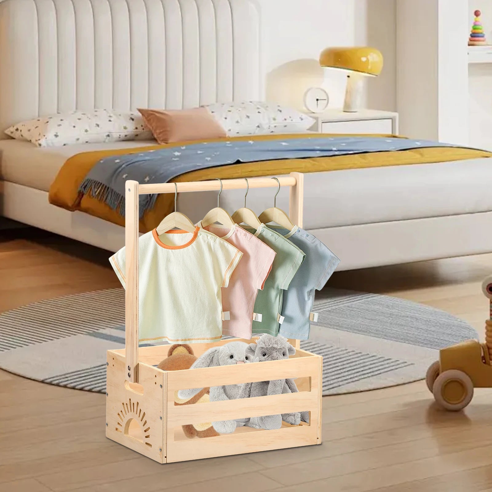Caisse de rangement en bois organisant jouets et vêtements de bébé