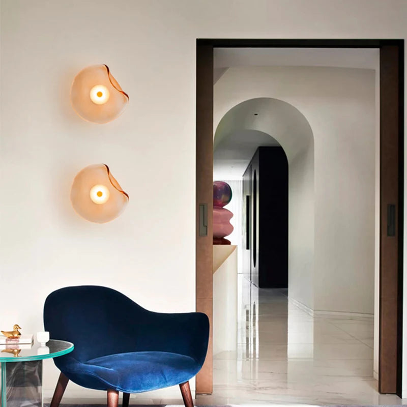 Éclairage doux diffusé par l'applique murale en verre gris ambre