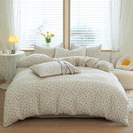 Détail de l'imprimé floral sur la housse de couette