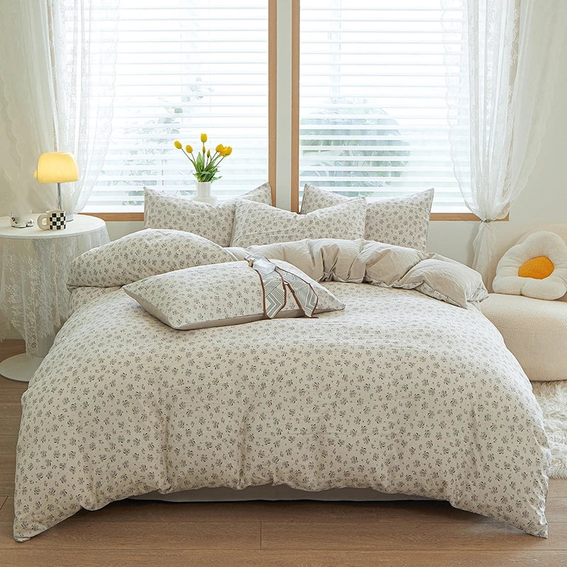 Détail de l'imprimé floral sur la housse de couette