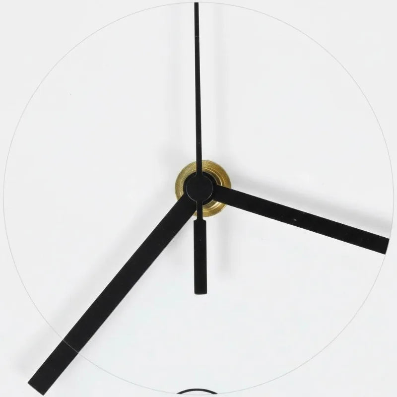 Horloge murale blanche dans un salon moderne