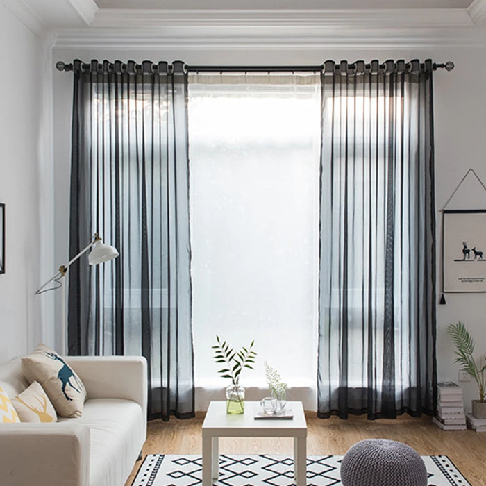 Rideau transparent noir en tulle organza sur fenêtre de salon