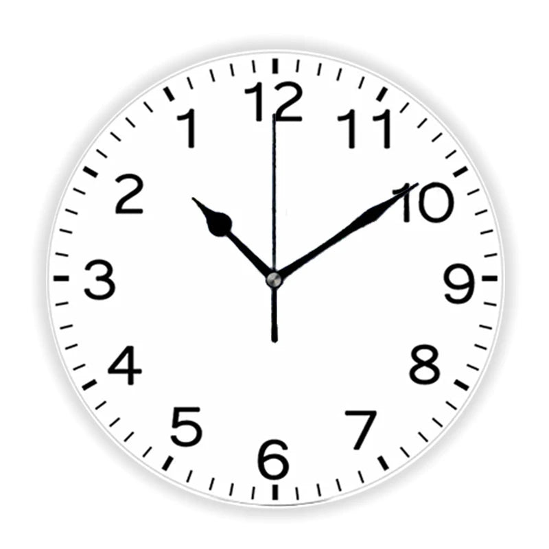 Horloge murale silencieuse anti-horaire grise dans un salon moderne