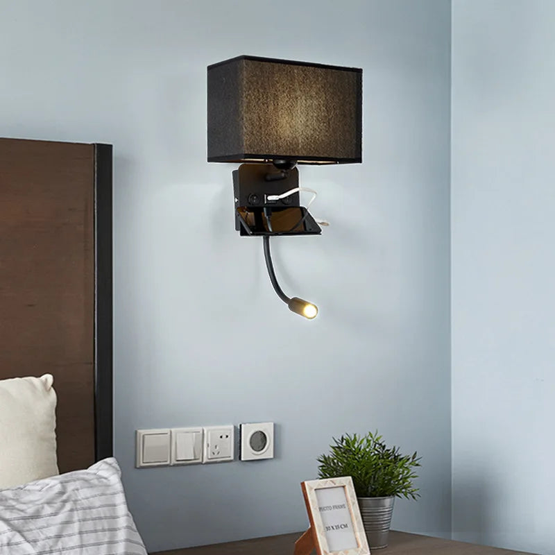 Applique murale moderne en tissu gris avec lampe de lecture LED et port USB