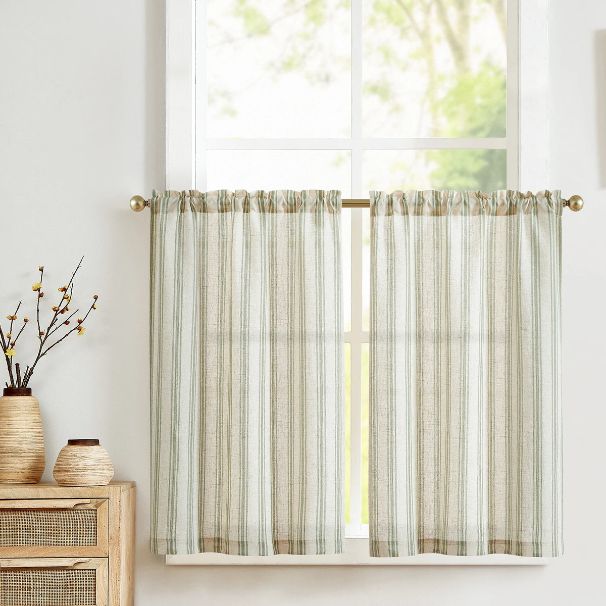 Rideau court à rayures vertes et blanches pour cuisine, offrant une touche élégante et lumineuse à votre intérieur. Idéal pour apporter une ambiance chaleureuse et naturelle à votre pièce, tout en préservant votre intimité. Accessoire de décoration qui complète parfaitement le style de votre maison.