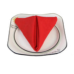 Un gâteau rouge en forme de coeur avec le message "Hello, My only Morning Honey" écrit dessus, servi sur une assiette.