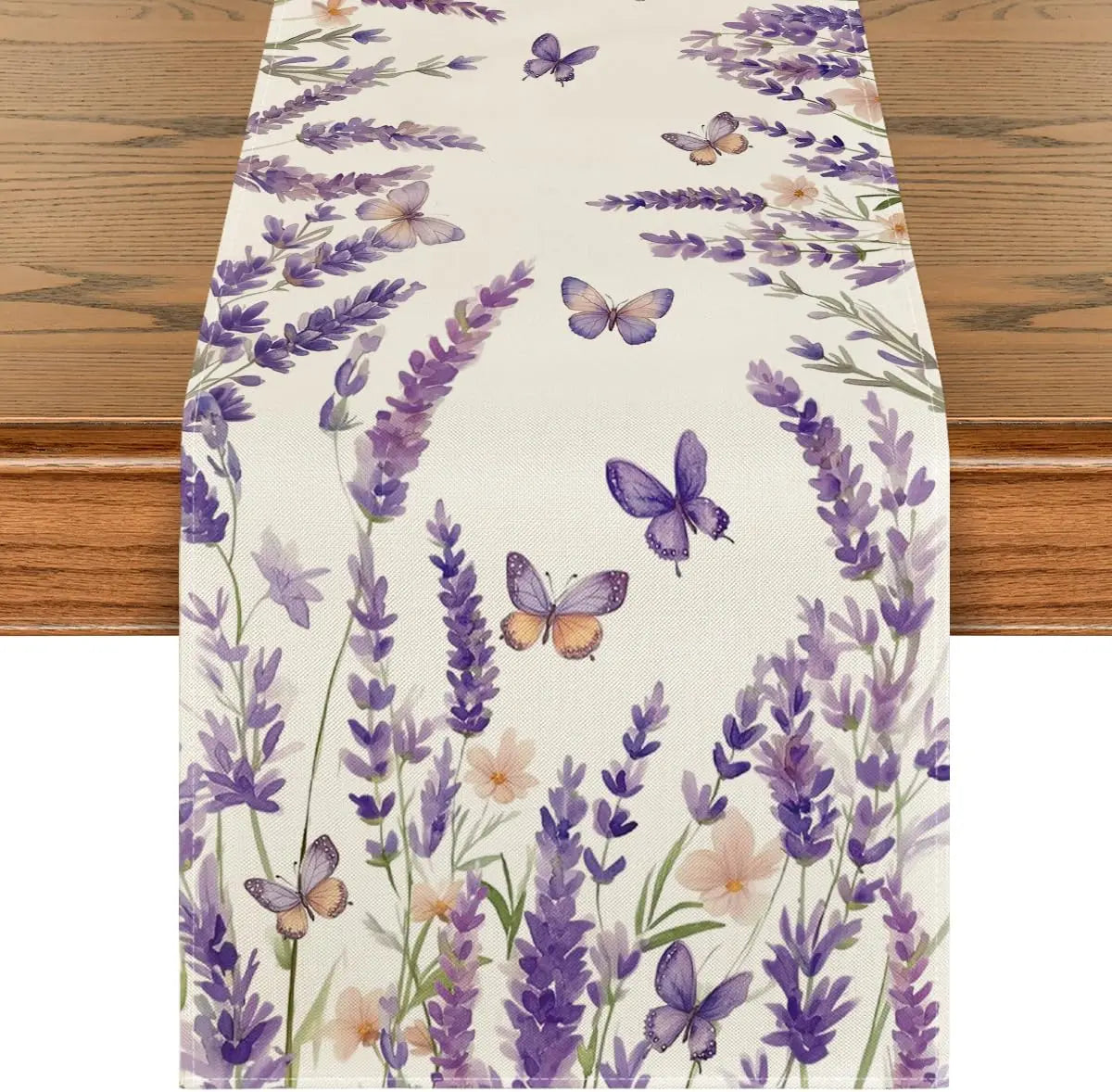 Une prairie fleurie de lavande où voltigent de délicats papillons violets.