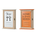 Boîte à clés murale en bois orange dans une cuisine moderne