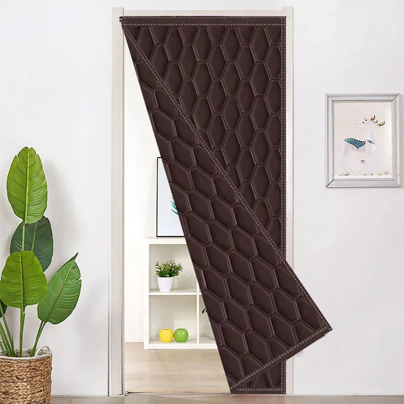 Rideau de porte marron isolant thermique à motif en relief, partiellement ouvert dans un intérieur épuré.