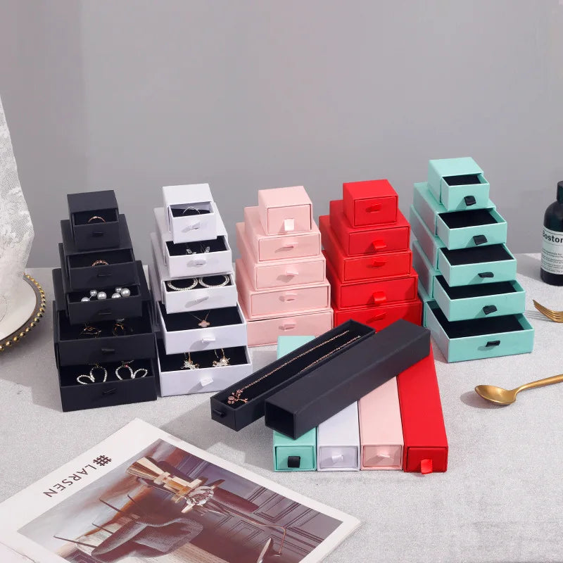 Vue de dessus de la boîte à bijoux noir sur une coiffeuse élégante