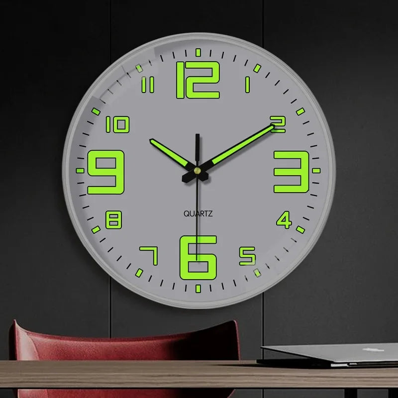 Horloge murale noire accrochée dans un salon élégant