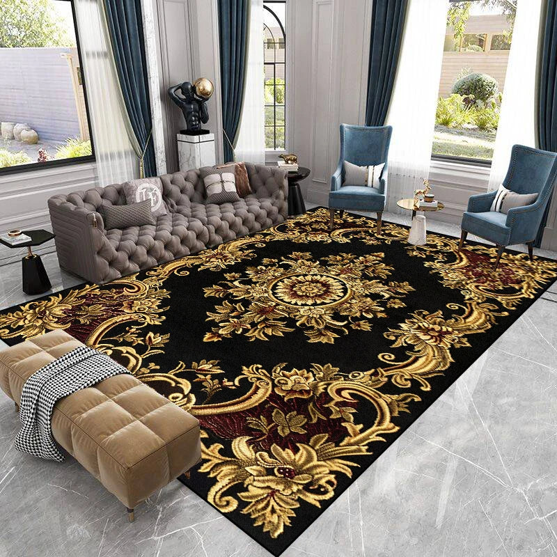 Un élégant tapis persan noir et doré, avec un motif floral ornemental, se détache sur le sol carrelé d'une pièce lumineuse meublée de canapés et fauteuils élégants.