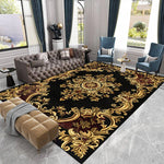 Un élégant tapis persan noir et doré, avec un motif floral ornemental, se détache sur le sol carrelé d'une pièce lumineuse meublée de canapés et fauteuils élégants.