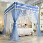 Une chambre à coucher élégante et spacieuse avec un lit à baldaquin dans des tons bleus et blancs, créant une ambiance romantique et relaxante.