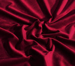 Image d'élégants rideaux en satin et en soie, oscillant entre des nuances de rouge et de rose, dans un contexte de décoration intérieure. Ces textiles de haute qualité ajoutent une touche de luxe et de confort à n'importe quelle pièce, tout en étant parfaits comme rideaux ou draps de lit en velours. La versatilité et la beauté de ces rideaux en font un choix idéal pour ceux qui cherchent à rehausser leur décoration intérieure avec des éléments textiles luxueux et colorés.