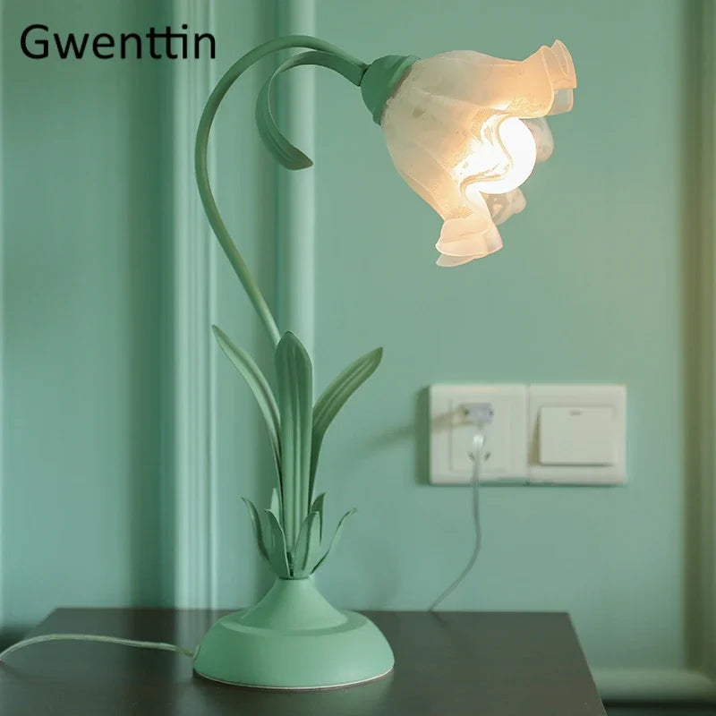 Lampe de chevet argent fleur LED dans un bureau