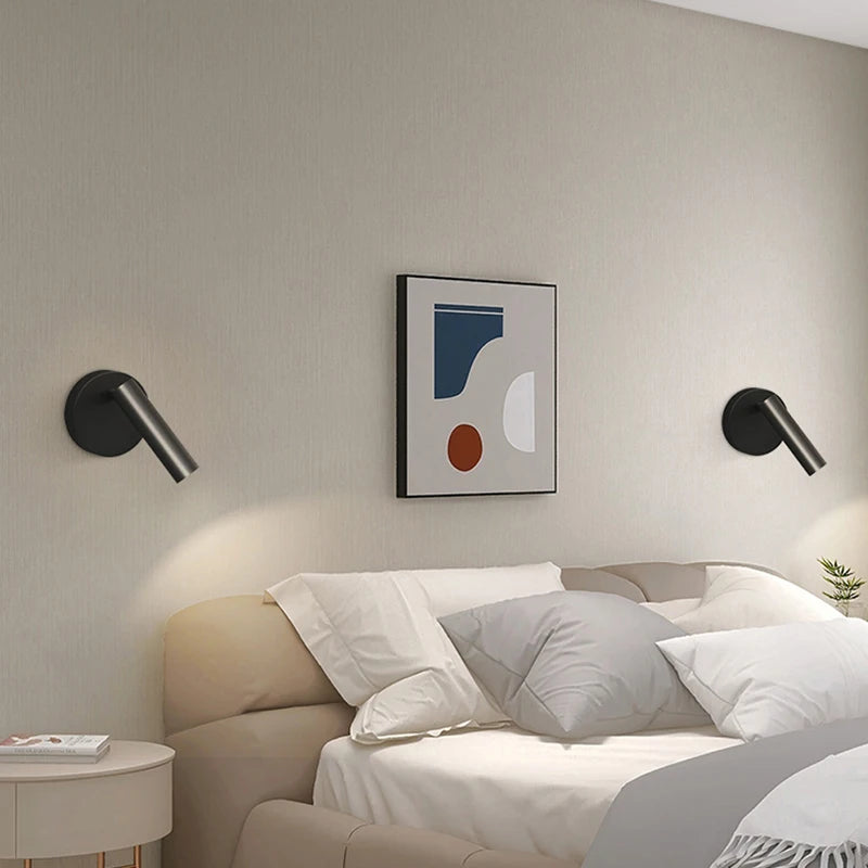 Applique murale LED installée près d'un lit comme lampe de chevet