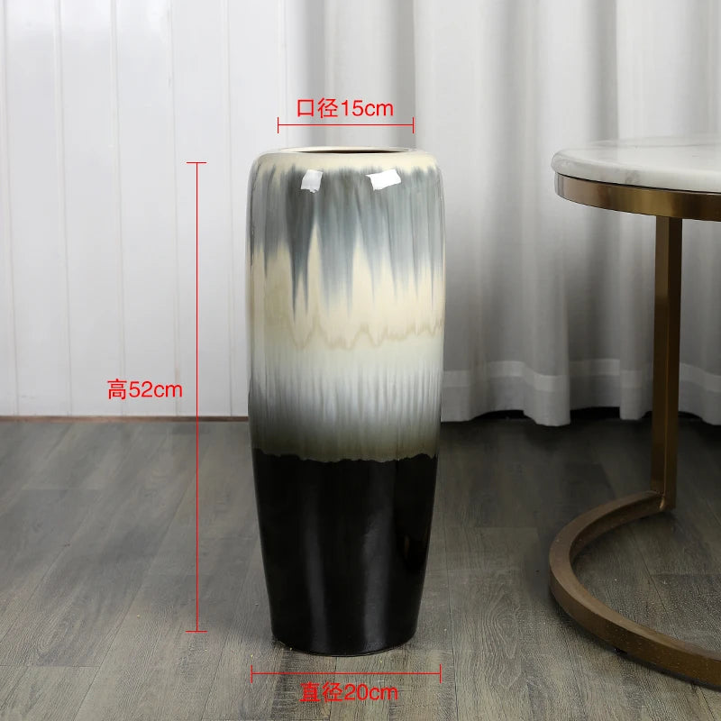 Un vase décoratif élégant avec un motif abstrait en noir et blanc, mesurant 52 cm de haut et 15 cm de diamètre.