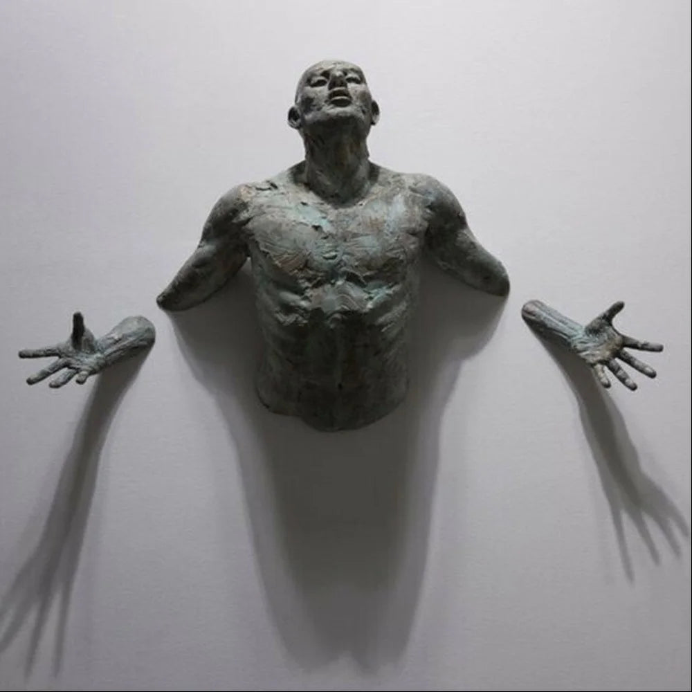 Sculpture résine homme traversant le mur vue de face