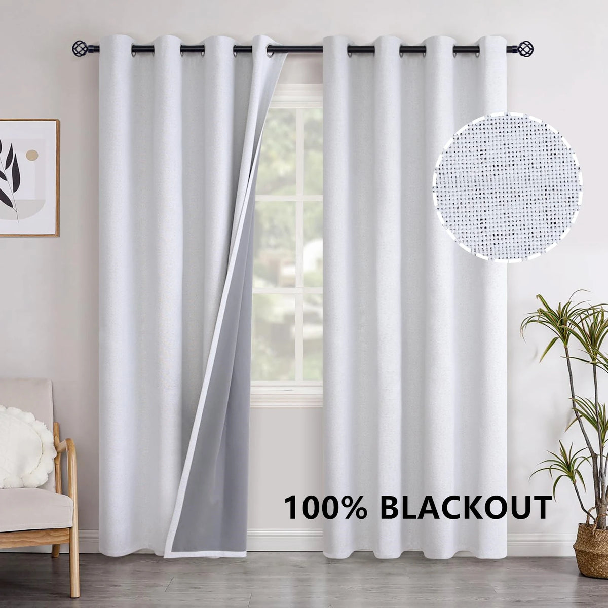 Rideau blanc opaque et thermique 100% occultant, suspendu sur une tringle noire dans un salon lumineux avec une plante et un tableau mural.